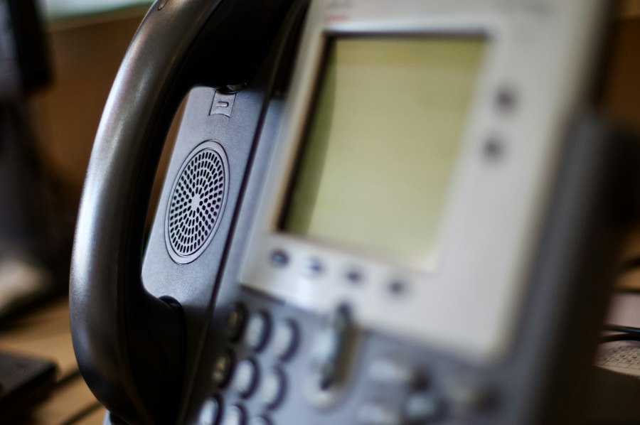 טלפון IP שחור – מרכזיות טלפון לעסקים
