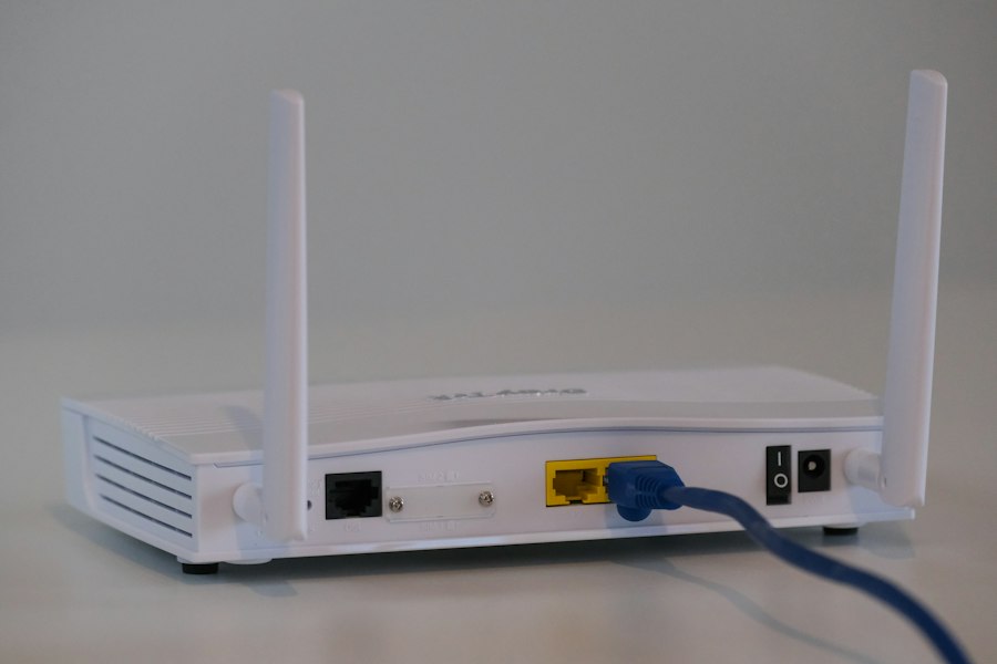 נתב אלחוטי לבן על שולחן – תשתיות WiFi
